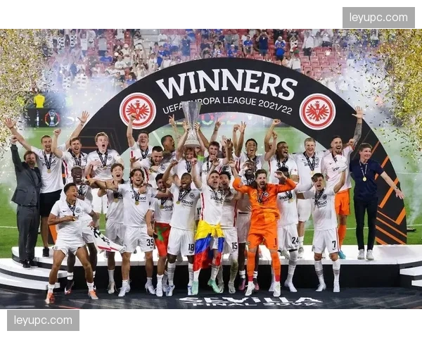 现场:法兰克福球迷在欧联杯晋级后,展示巨型TIFO迎接联赛