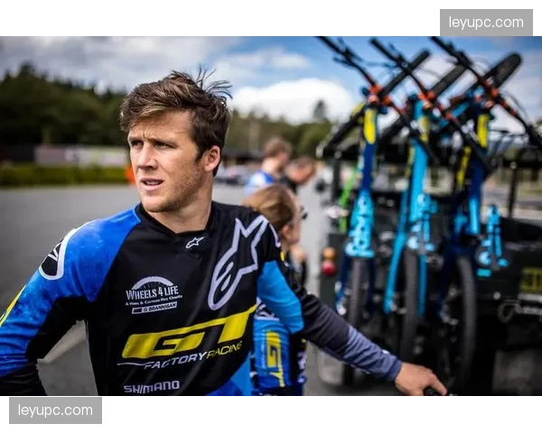 英国队明星车手因训练中锁骨骨折，预计休战三个月