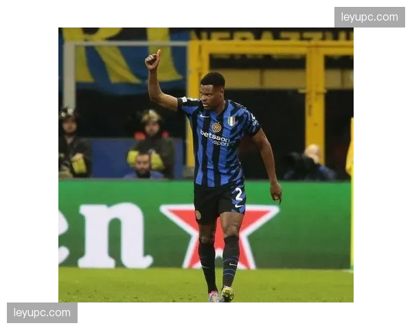 伤病消息：国米边翼卫邓弗里斯受伤，可能影响球队右侧反击发起点